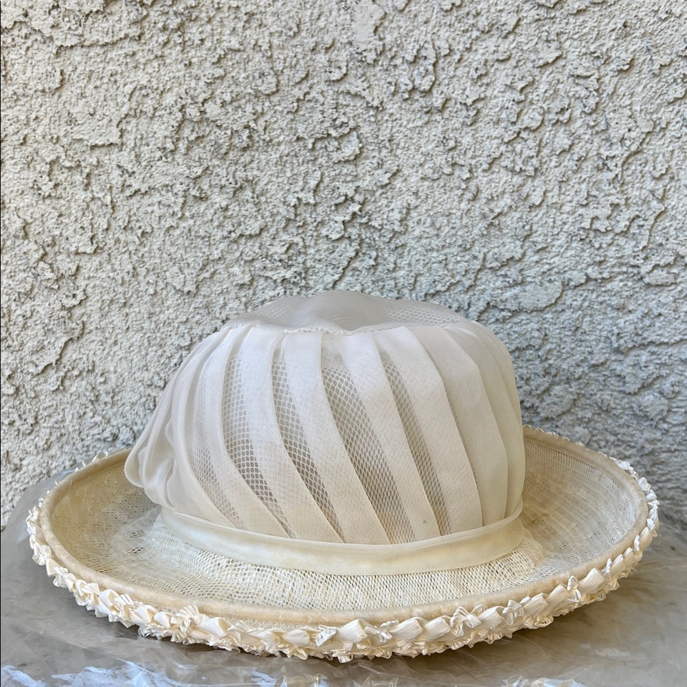 Elegant Cream Pleats Spring Straw Hat Mesh Detail XS 22” Head Union Made Vintage